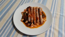 Recepta de cuina de Salsitxes de porc amb samfaina i mongetes del ganxet