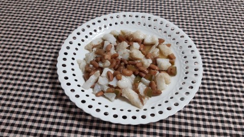 Empedrat de fesolets amb bacallà i vinagreta d'anxoves