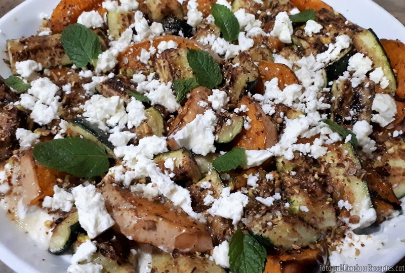 Amanida de carbassa i carbassons rostits amb formatge feta batut i festucs