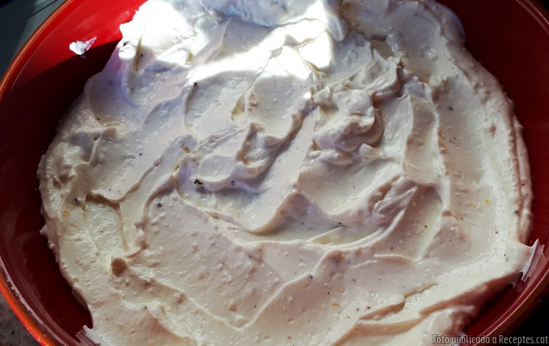 Amanida de carbassa i carbassons rostits amb formatge feta batut i festucs