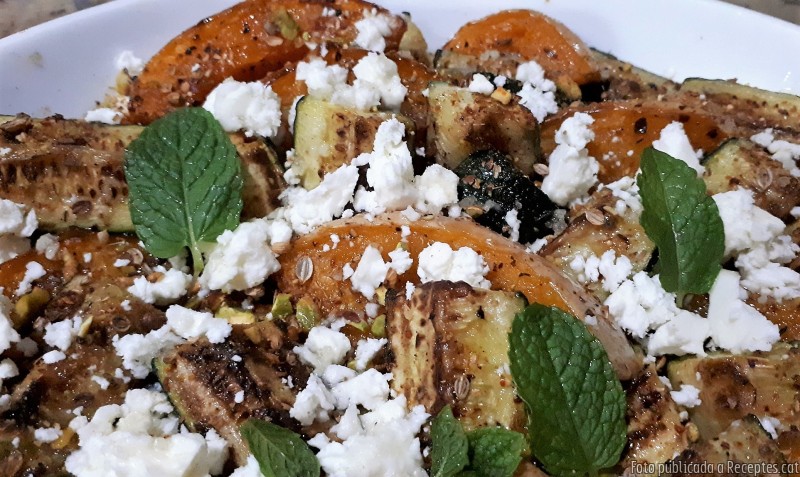 Amanida de carbassa i carbassons rostits amb formatge feta batut i festucs