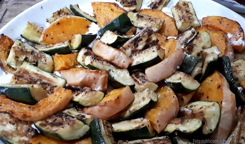 Amanida de carbassa i carbassons rostits amb formatge feta batut i festucs