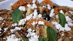Amanida de carbassa i carbassons rostits amb formatge feta batut i festucs