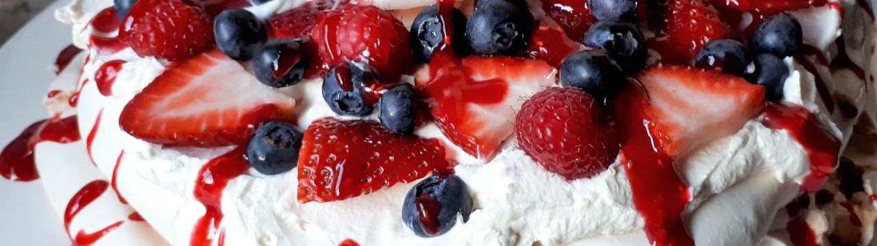 Torre de pavlova de fruitas mixtes