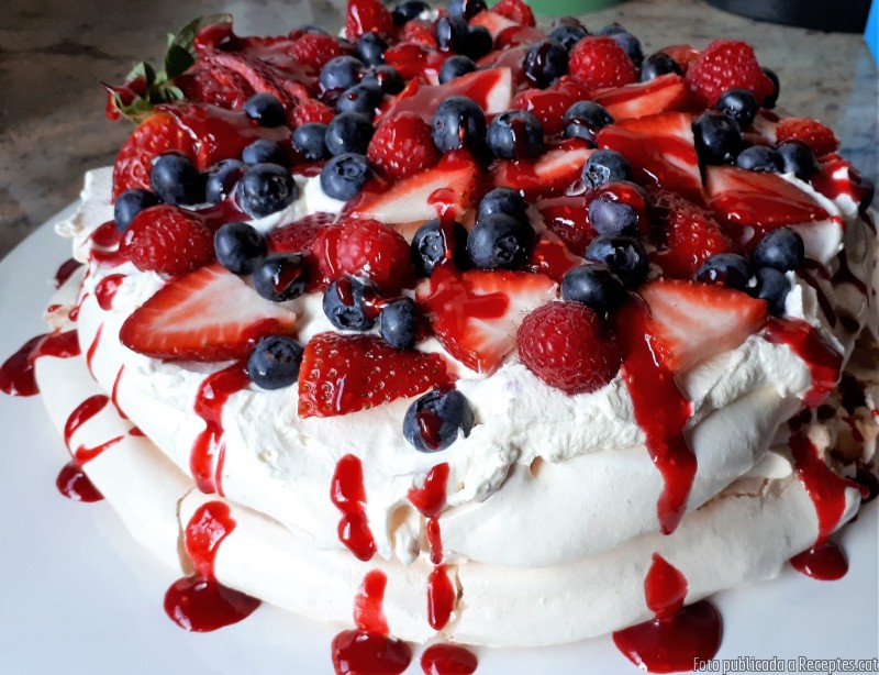 Torre de pavlova de fruites vermelles