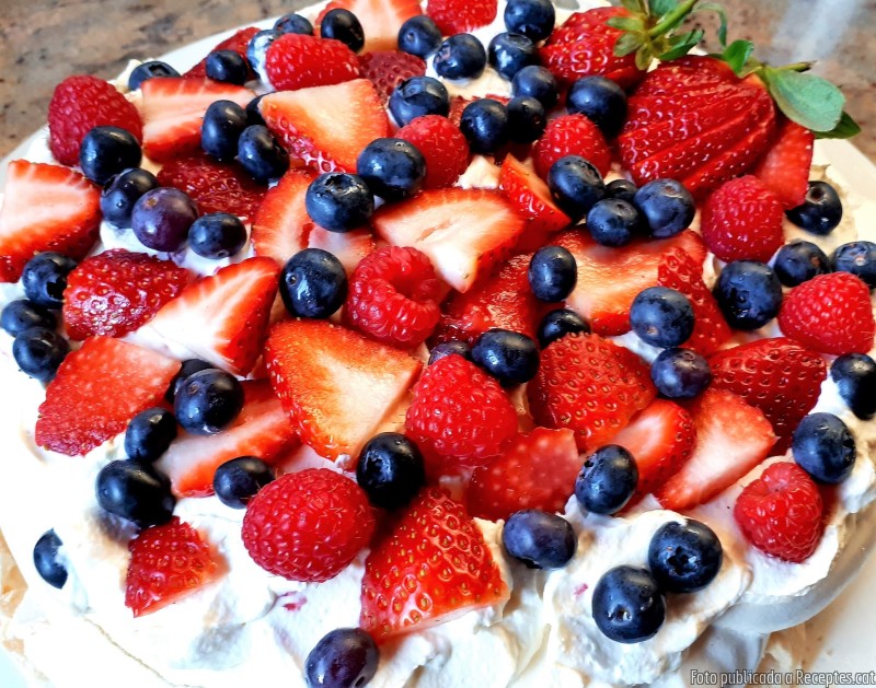 Torre de pavlova de fruites vermelles