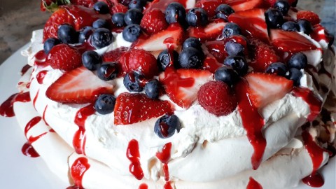 Torre de pavlova de fruites vermelles