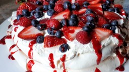 Recepta de cuina de Torre de pavlova de fruites vermelles