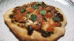 Pa pla d'oli d'oliva amb mantega de tres alls