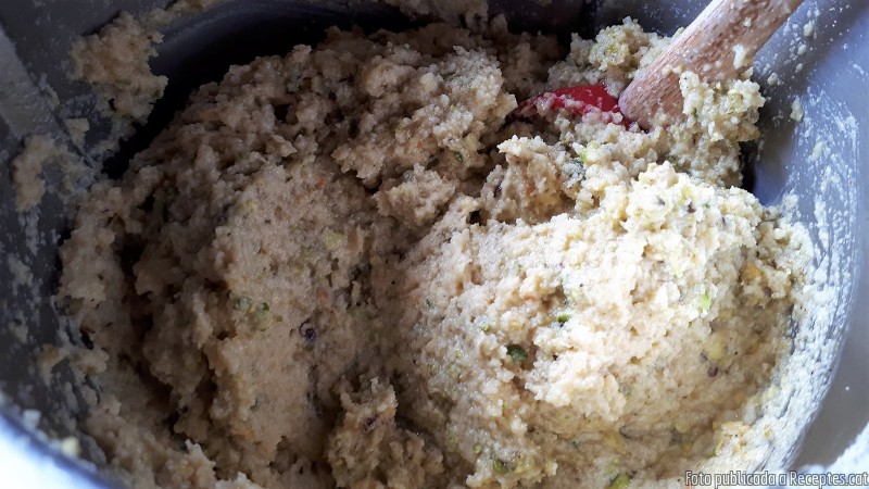Pastis de festucs i semolina amb aigua de roses