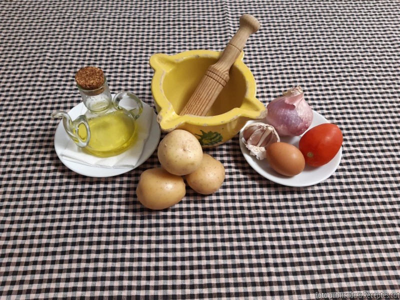 Supremes de rap sobre llit de patates a lo pobre, gratinades amb allioli de tomàquet i tabasco