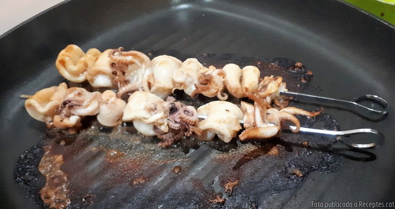 Broquetes de calamars marinats - sate sotong amb sambal kecap