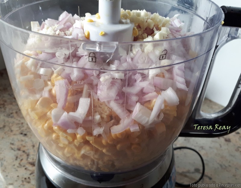 Pastis de blat de moro amb amanida de remolatxa i poma