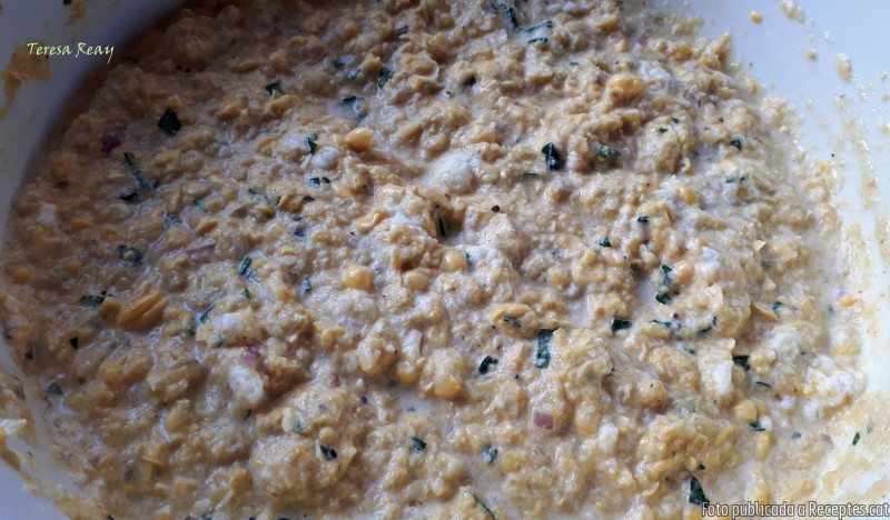 Pastis de blat de moro amb amanida de remolatxa i poma