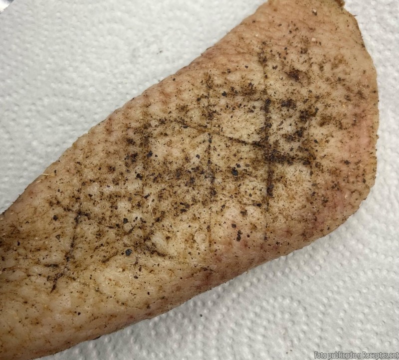 Pernil d'ànec curat a casa