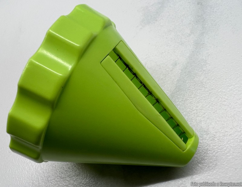 Amanida d'espaguetis de carabassó amb vinagreta de fruits secs