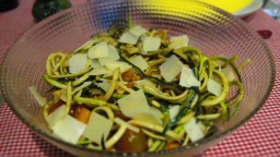 Recepta de cuina de Amanida d'espaguetis de carabassó amb vinagreta de fruits secs