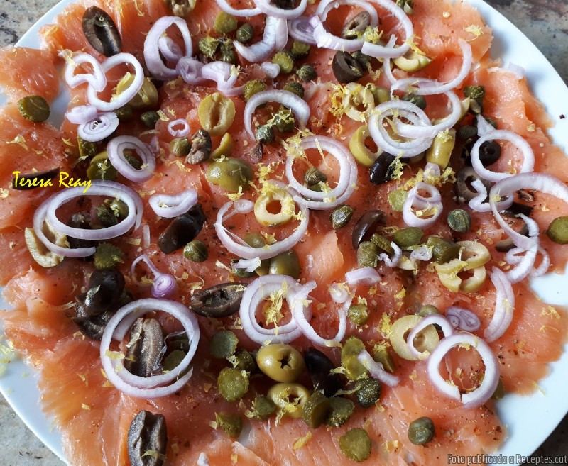 Salmó fumat amb taperes i olives