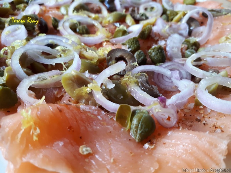 Salmó fumat amb taperes i olives