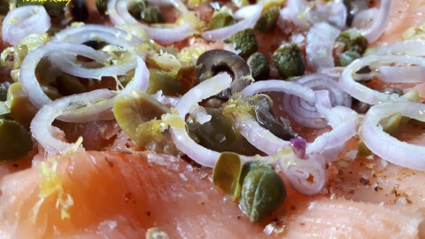 Salmó fumat amb taperes i olives