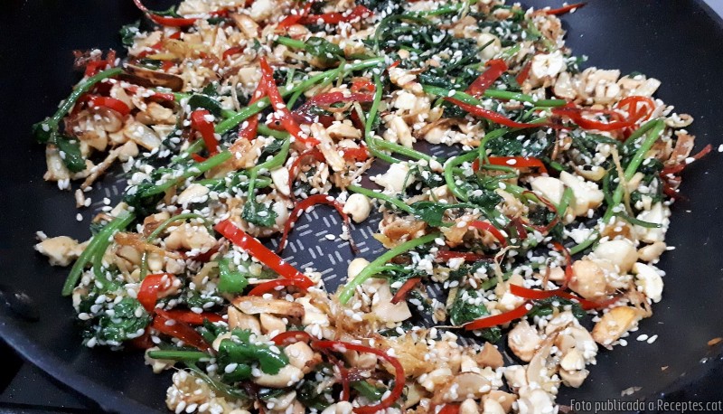 Arròs de coco amb cruixent de gingebre, bitxo i cacauets