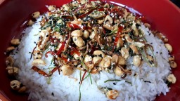 Recepta de cuina de Arròs de coco amb cruixent de gingebre, bitxo i cacauets