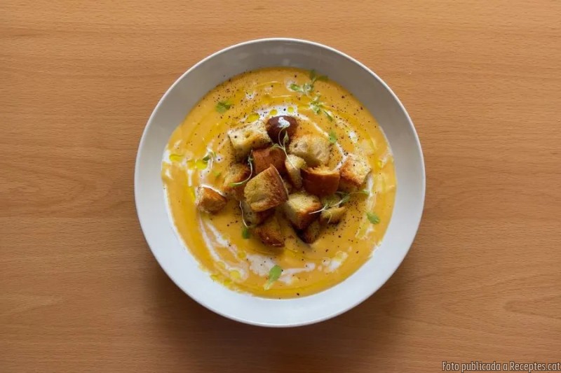 Crema de carbassa amb turmes de xai, i crostons de pa fregit