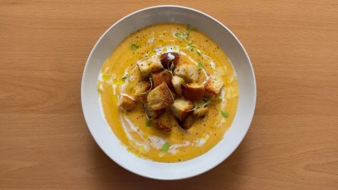 Crema de carbassa amb turmes de xai, i crostons de pa fregit