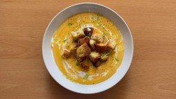 Recepta de cuina de Crema de carbassa amb turmes de xai, i crostons de pa fregit
