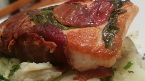 Llom de salmó enrotllat amb pernil salat i fulles d’alfàbega