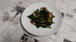 Espigalls saltats amb cansalada, panses i pinyons