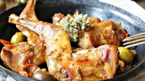Espatlles de conill a la pagesa amb olives trencades