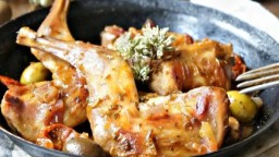 Espatlles de conill a la pagesa amb olives trencades