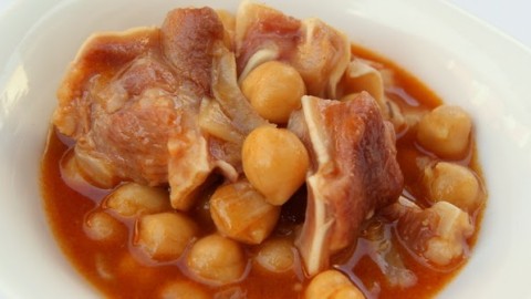 Orella de porc estofada amb cigrons cuits a casa