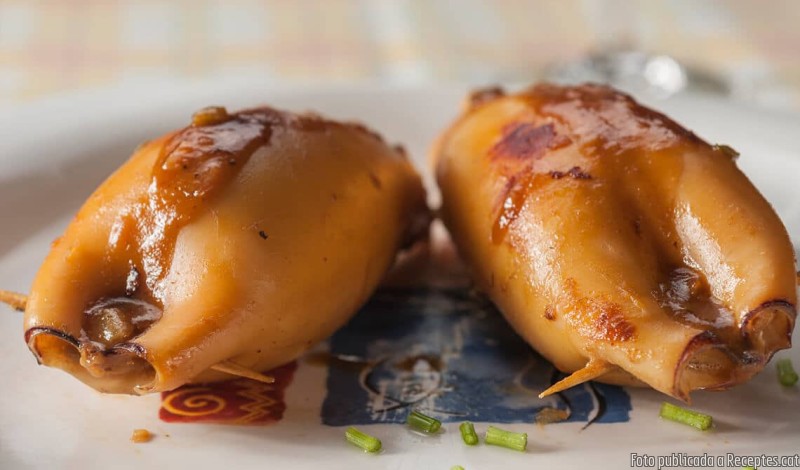 Calamars farcits d'espinacs i picornells