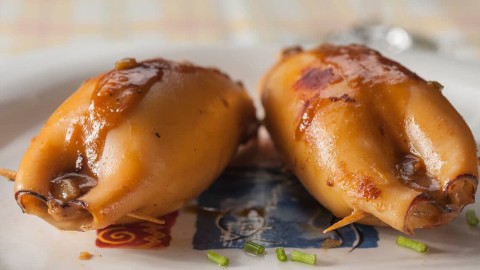 Calamars farcits d'espinacs i picornells