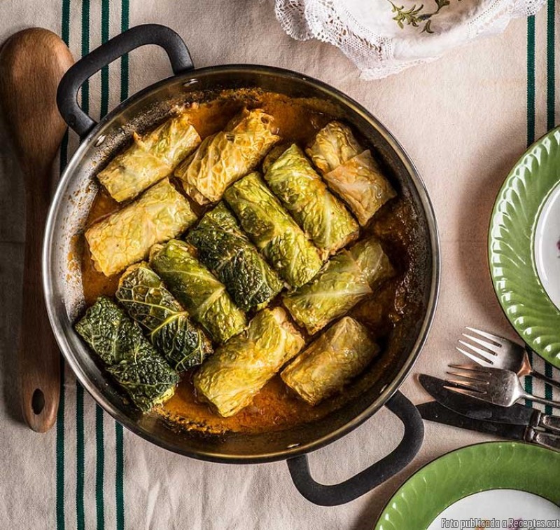 Farcellets de col farcits de bacallà, amb salsa de vermut de Reus