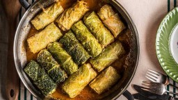 Farcellets de col farcits de bacallà, amb salsa de vermut de Reus