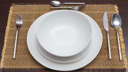 Cuixa de xai al forn sobre patates i ceba tendre