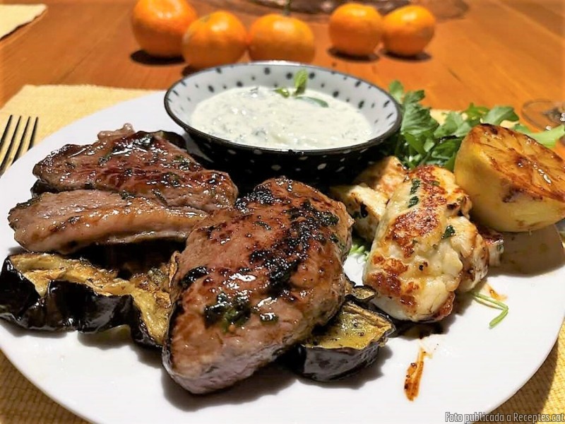 Xai a la barbacoa, albergínies i halloumi