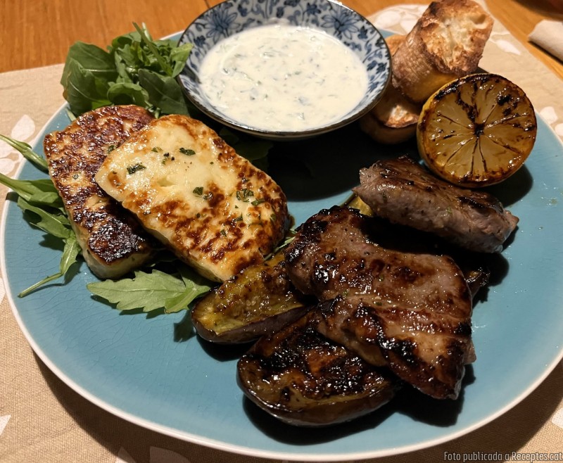Xai a la barbacoa, albergínies i halloumi