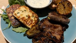 Xai a la barbacoa, albergínies i halloumi