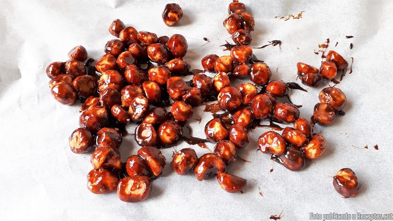 Pastís de formatge amb salsa de caramel i macadàmies
