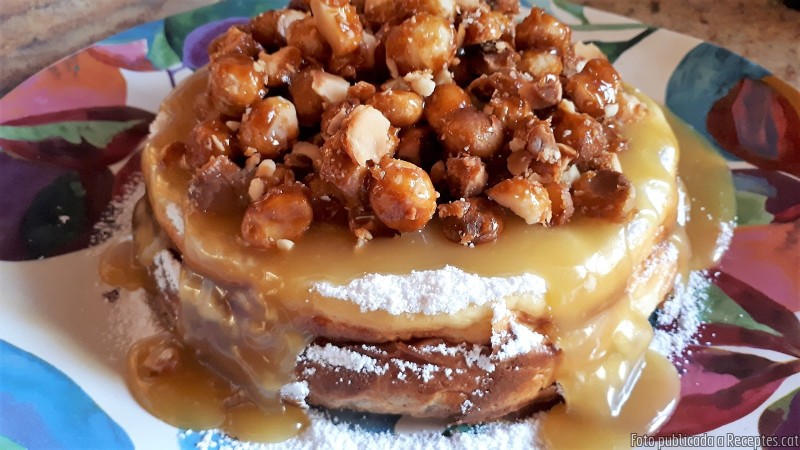Pastís de formatge amb salsa de caramel i macadàmies
