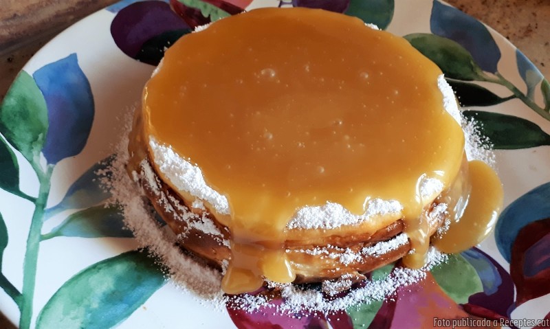Pastís de formatge amb salsa de caramel i macadàmies