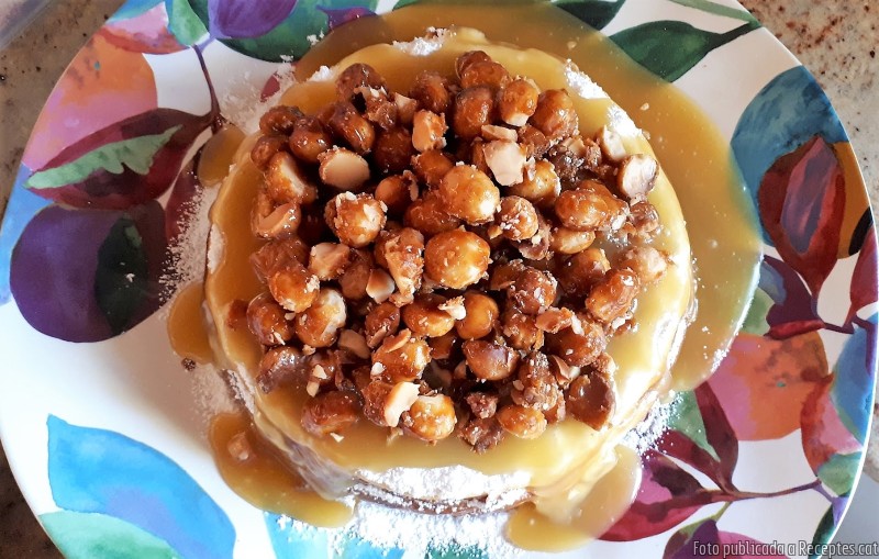 Pastís de formatge amb salsa de caramel i macadàmies