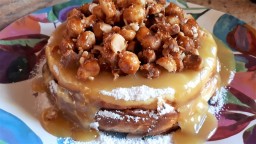 Pastís de formatge amb salsa de caramel i macadàmies