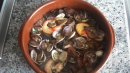 Recepta de cuina de Rovellons i pinetells amb cloïsses i llagostins