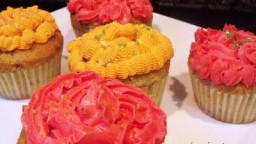 Recepta de cuina de Cupcakes de formatge de cabra, bacó i alfàbrega amb cobertura de mascarpone