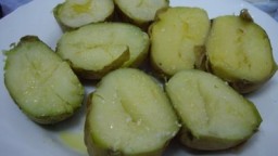 Recepta de cuina de Patates al microones, amb all i julivert